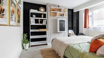 4 bedrooms, iron/ironing board, internet, bed sheets