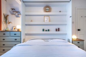 4 bedrooms, iron/ironing board, Internet, bed sheets
