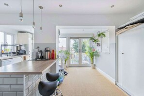 Réfrigérateur, un four, surface de cuisson, lave-vaisselle