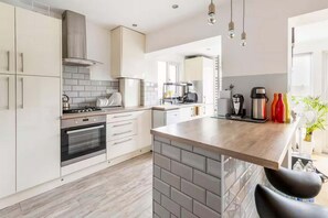 冷蔵庫、オーブン、コンロ、食器洗い機