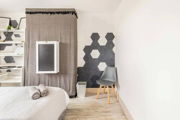 4 bedrooms, iron/ironing board, Internet, bed sheets