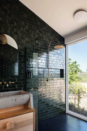 Shower, hair dryer, towels - A Farmhouse escape 15 minutes from Launceston (Carrick)