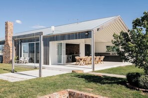 Outdoor dining - A Farmhouse escape 15 minutes from Launceston (Carrick)