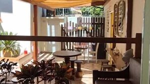 An interior space with a sofa, a table, and potted plants. - La Casona (Florianópolis)