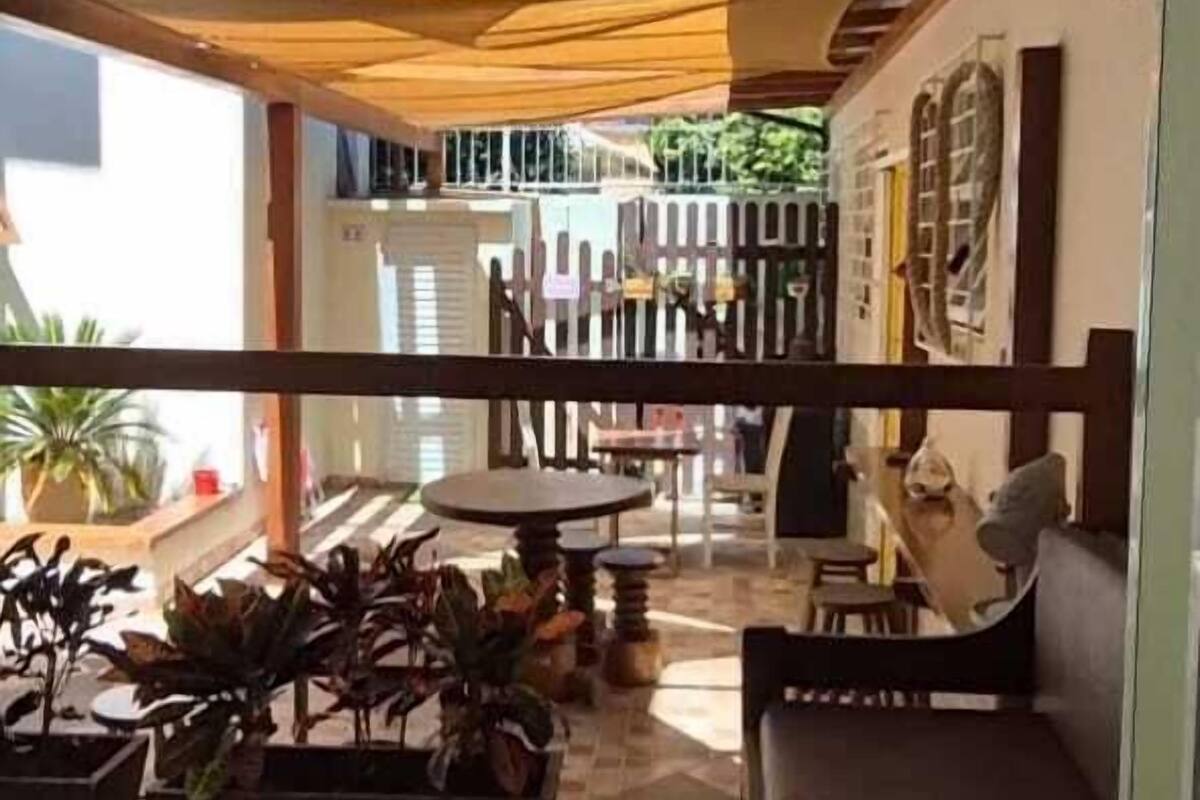 Un ambiente interno con un divano, un tavolo e piante in vaso.