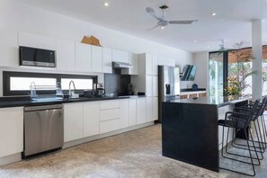 Fridge, microwave, stovetop, dishwasher