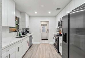 Kylskåp, mikrovågsugn, ugn och spishäll