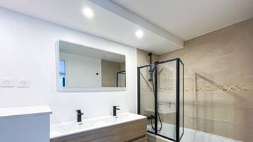 Douche, sĂšche-cheveux, serviettes fournies, savon