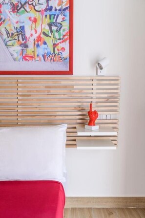 Skrivebord, skrivebord for bærbar PC, lydisolert og strykejern/-brett