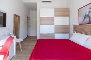 Habitación Confort doble, balcón | Escritorio y espacio para trabajar con un portátil