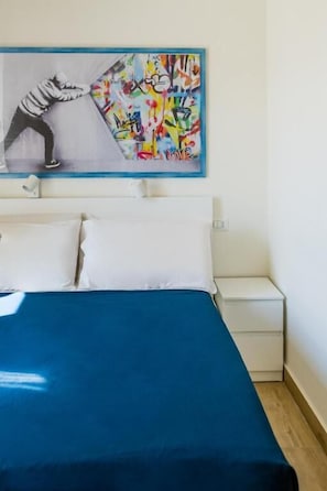 Desk, laptop workspace, soundproofing, iron/ironing board - MusicaArt B&B (Naples)