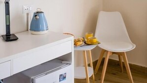 Schreibtisch, laptopgeeigneter Arbeitsplatz, schallisolierte Zimmer