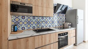 Mini-Kühlschrank, Mikrowelle, Ofen, Herdplatte