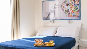 Schreibtisch, laptopgeeigneter Arbeitsplatz, schallisolierte Zimmer