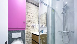 Shower, hair dryer, towels, shampoo