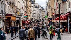A busy street with shops and cafes, including signs for 'Pizzeria' and 'La Fromagerie'. - Urban Flat 192 - Charming flat - Basfour (París)