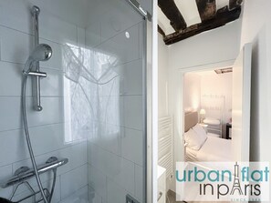 Shower, hair dryer, towels, soap - Urban Flat 192 - Charming flat - Basfour (París)
