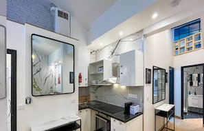 Fridge, microwave, oven, coffee/tea maker - Urban Flat 190 - Loft Gaité Montparnasse (París)