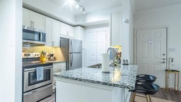 Een koelkast, een magnetron, een oven, een kookplaat