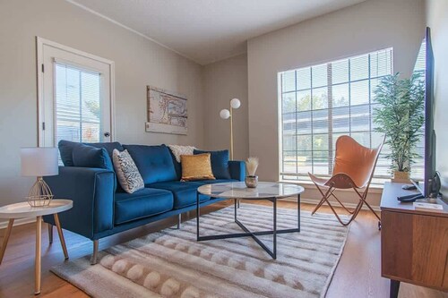 Boulevard Stays Quiet 1BR King Suite Pool, Gym, Parking 01