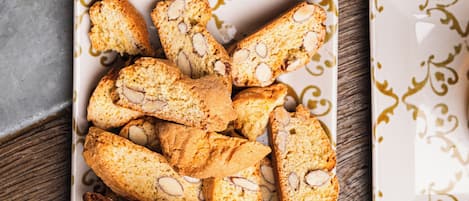 Een bord met amandelschaaltjes naast een kom met spread.
