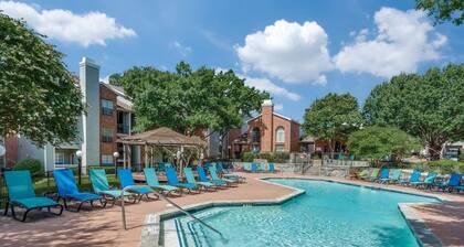 Boulevard Stays Peaceful 1BR King Suite Pool, Gym & Parking 04