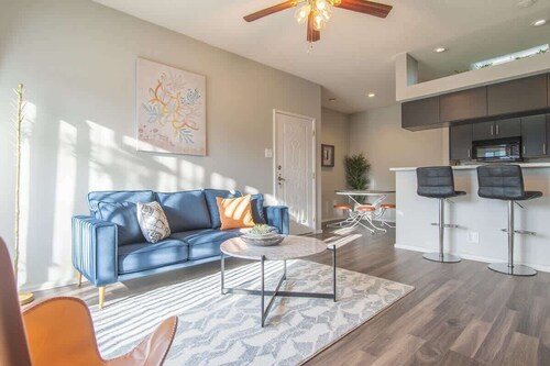 Boulevard Stays Peaceful 1BR King Suite Pool, Gym & Parking 04