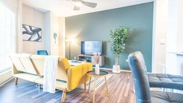 Televisie, een open haard en een kantoor