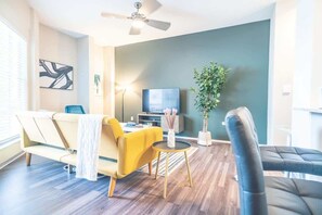 Télévision, cheminée, espaces bureaux