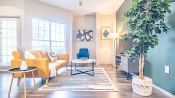 Televisie, een open haard en een kantoor