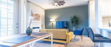 Télévision, cheminée, espaces bureaux