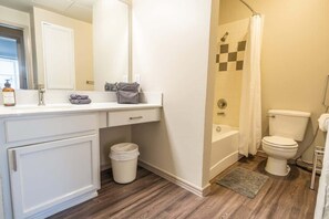 Regadera, secadora de cabello, papel de baño 