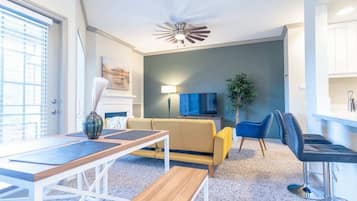 Een televisie, een open haard en een kantoor