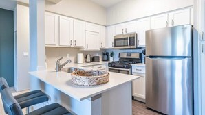 Coffee/tea maker, fridge, microwave, oven - Boulevard Stays Peaceful 1BR King Suite Pool, Parking Gym 02 (Austin)