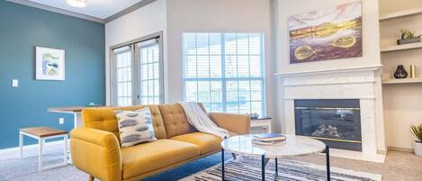 Televisor, llar de foc i oficines