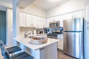 Fridge, microwave, oven, stovetop - Boulevard Stays Tranquil 1BR King Suite Pool, Parking Gym 03 (Austin)
