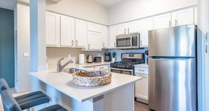 Boulevard Stays Tranquil 1BR King Suite Pool, Parking Gym 04