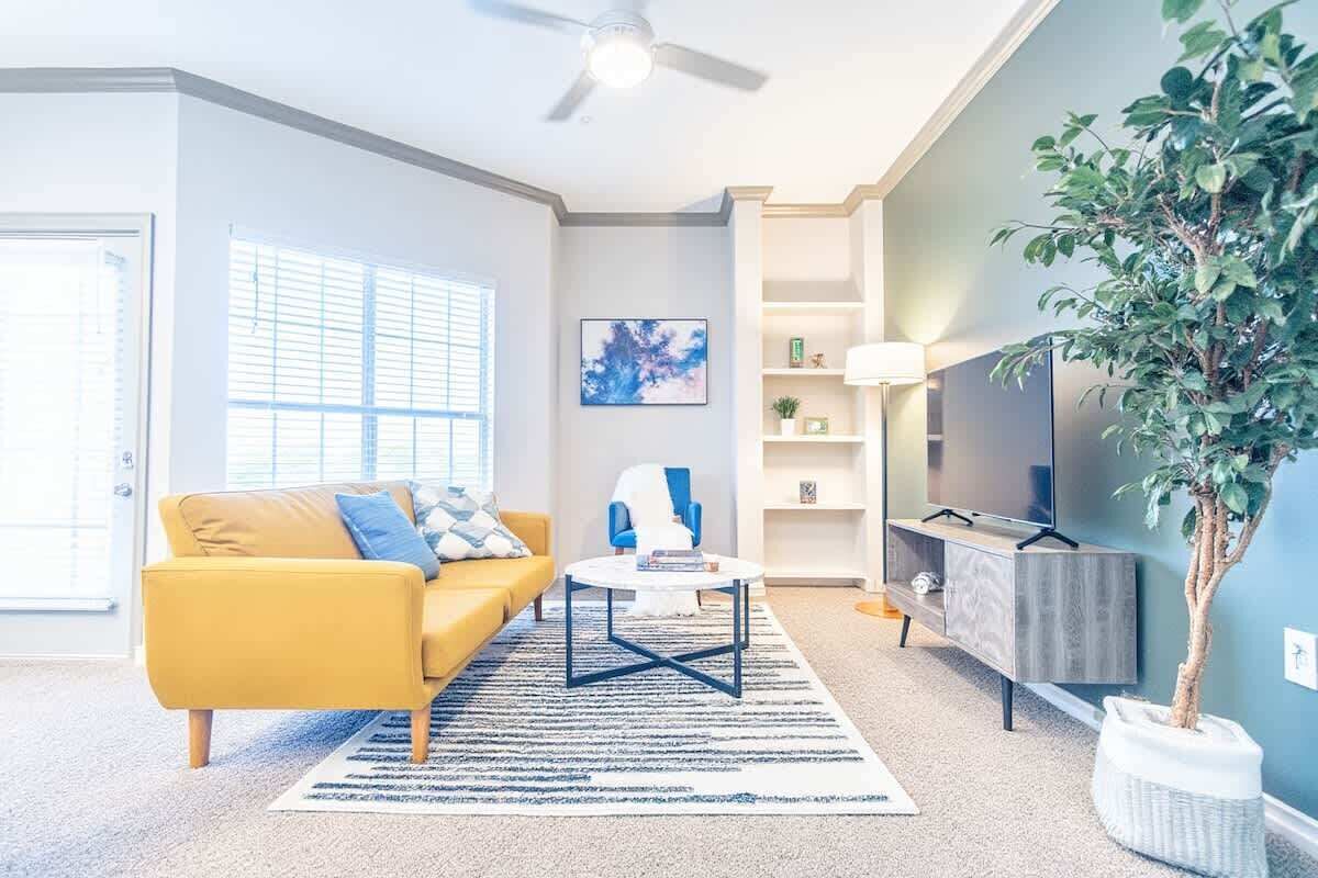 Televisión, chimenea y oficina 