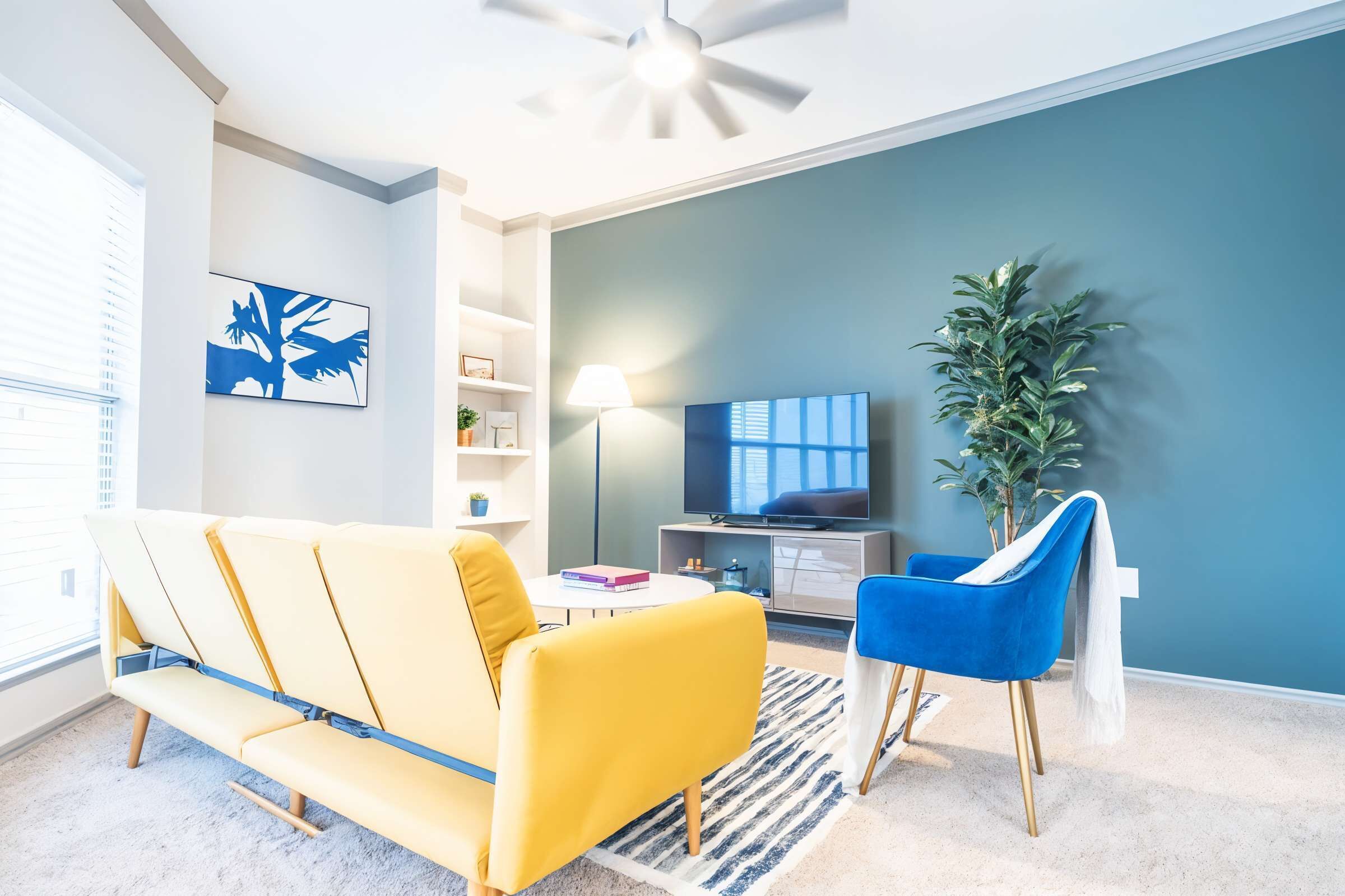 Televisio, takka, työhuone