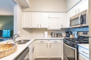 Fridge, microwave, oven, stovetop - Boulevard Stays Relaxing King Suite 1BR with Pool, Gym & Parking (Austin)