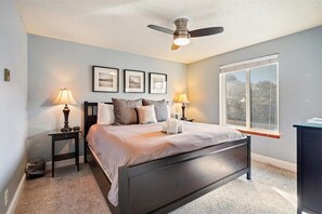 4 bedrooms, travel cot, Internet, bed sheets