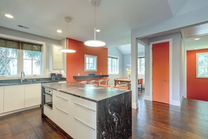 冷蔵庫、電子レンジ、オーブン、コンロ