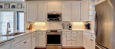 Jääkaappi, mikroaaltouuni, uuni, liesi