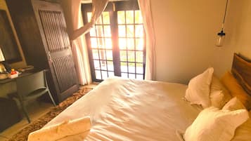 Suite Deluxe, dormitorio mixto, vista al jardín | Tabla de planchar con plancha y wifi gratis