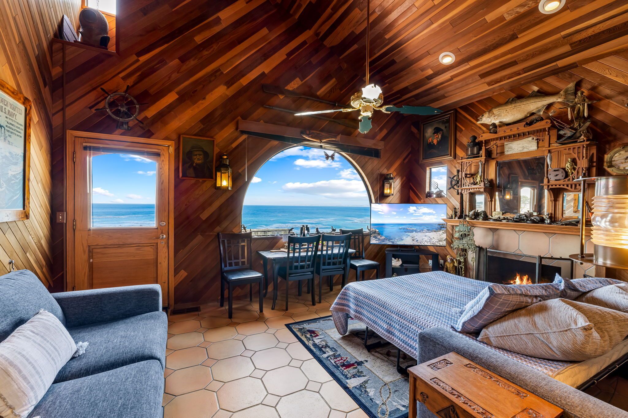 Una Smart TV, una chimenea