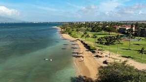On the beach - Oceanfront 3BR Maui condo · Pool & Sunset views (Kihei)