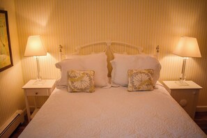 3 bedrooms, iron/ironing board, free WiFi - Three bedroom home just .4 miles to Inman Beach (Dennis Port)