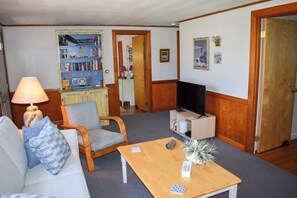 TV - Three bedroom home just .4 miles to Inman Beach (Dennis Port)