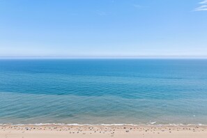A beach with clear blue water and a sandy shore. - 2 Bedroom downtown, with a pool, , close to the beach and boardwalk (Ocean City)