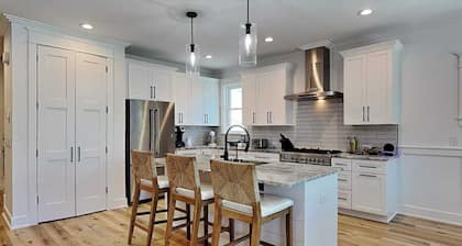 Carolina Bougie | Luxury Stay, Pool & Hottub